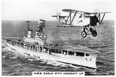 Hangarfartyget HMS Eagle och ett Fairey Flycatcher-flygplan, 1937