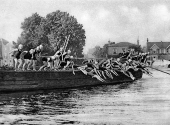 Det årliga simloppet Kew to Putney för damer, London, 1926-1927