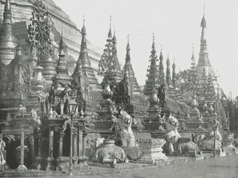 Basen av Grand Pagoda, Rangoon, Burma, 1895.