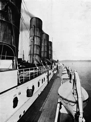 Båtdäcket på Lusitania, visar livbåtar, 1915