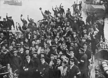 Besättningen på HMS Vindictive firar Zeebrugge-raiden den 23 april 1918