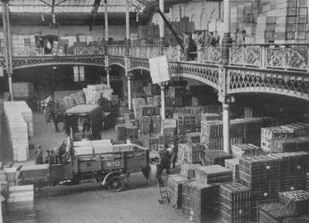 Utskickningsrummet i en av de stora statliga butikerna, 1915