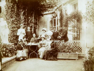 Familjen till hertig Fjodor Uvarov på deras lantgård, Porechye, Ryssland, 1880-talet