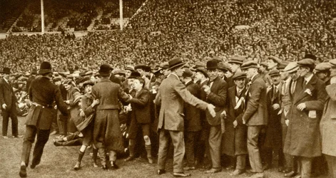 Den första FA-cupfinalen hålls på nya Wembley Stadium i London den 28 april 1923, 1935.