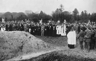 Begravningen av några av Lusitania-offren i Queenstown, 1915