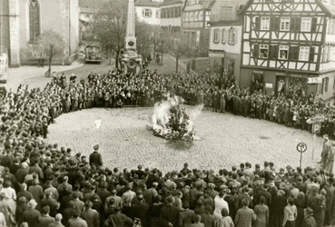 Inredningen och rituella föremål från synagogan i Mosbach på torget den 10 november 1