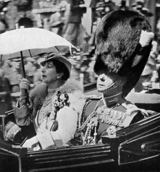 Den blivande kungen Edward VII 1894-1972 och drottning Maud av Norge 1869-1938, 1935