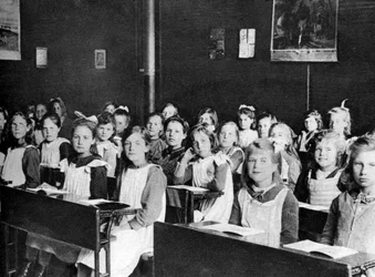 Flickorna som bor i Dr Barnardos hem i Barkingside, London, 1926-1927