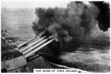 Vapnen från slagskeppet HMS Nelson skjuter, 1937
