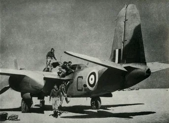 Den varma solen strömmar ner på en landningsplats i öknen, c1942-1943, 1945.