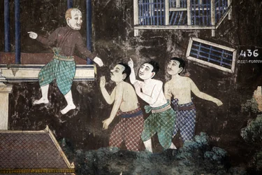 Det inre av silverpagodens sammansatta väggar är täckt med väggmålningar som föreställer berättelser från Reamker, det vill säga khmerversionen av det klassiska indiska eposet, Ramayana. Vissa delar av väggmålningarna är försämrade och väderskada. Väggmåln