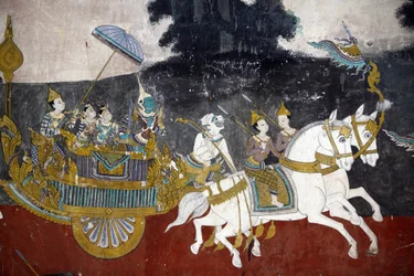 Det inre av silverpagodens sammansatta väggar är täckt med väggmålningar som föreställer berättelser från Reamker, det vill säga khmerversionen av det klassiska indiska eposet, Ramayana. Vissa delar av väggmålningarna är försämrade och väderskada. Väggmåln