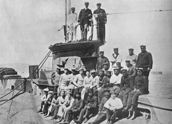 Officerarna och besättningen på HM Submarine E14, 1915.