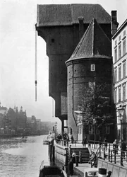 Den gamla Krantor Crane Gate vid floden Mottlau, Gdansk, Polen, 1926