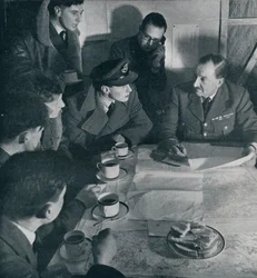 Razzian är över, men besättningens uppgift är ännu inte avslutad, 1941
