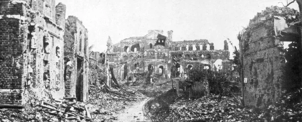 Ruinstaden och kyrkans klocktorn i Albert, Somme, Frankrike, 22 augusti 1918