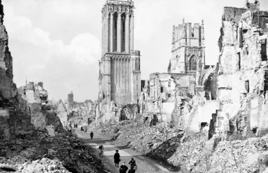 Ruinerna och katedralen i Caen, Normandie, Frankrike, c1944