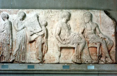 Athenas heliga dräkt som hölls upp av sekttjänstemän, och Athena och Hephaistos, 438 f.Kr.