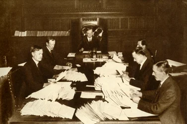 Scenen på Lord Chancellors kontor...Generalval, 1923, 1935.