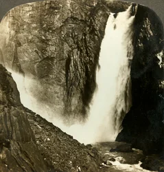 Det sjudande vattnet i det mäktiga Voringfos, ett av de största vattenfallen i Norge, c1905.