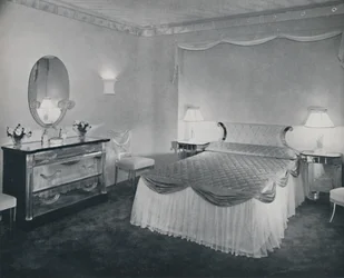 Plexiglasets livfulla egenskaper används med fördel i detta sovrum, 1942.