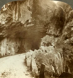 Den underbara Bratlandsdalsvägen, sprängd genom bergsväggar av fast berg, Norge, c1905.