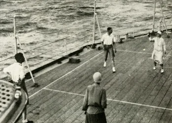 Deras majestäter, i ett spel med kortlek på däck av H.M.S. Berömd, 1927, 1937.