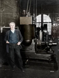 Thomas Alva Edison, amerikansk uppfinnare, med sin första dynamo för att framställa elektriskt ljus, 1880-talet