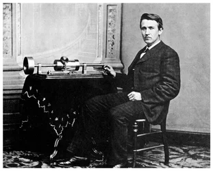 Thomas Alva Edison, amerikansk uppfinnare, med sin fonograf, c1878 1955