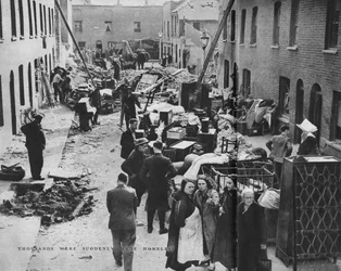 Tusentals gjordes plötsligt hemlösa, c1940 1942