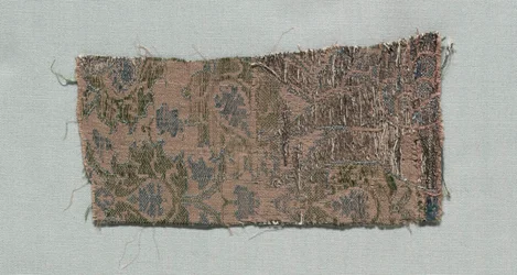 Tre fragment av italienskt gotiskt siden, 1350-1399.
