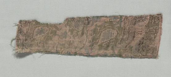 Tre fragment av italienskt gotiskt siden, 1350-1399.