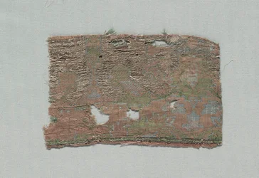 Tre fragment av italienskt gotiskt siden, 1350-1399.