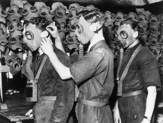 Tre män med gasmasker, 1930-talet