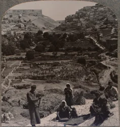 Tröska på taket, med utsikt över Kedrondalen, c1900