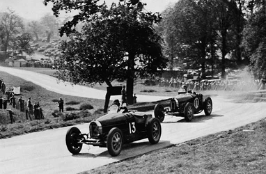 Spännande racing på landsbygden i England: Bugattis at Donington, 1937