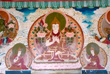 tibetansk buddhism; väggmålning; Lama Tsongkharpa; Gelug skola; gula mössor; meditation; olika handställningar; mudras; Yongning; Zhamei tempel; Lugu Hu Lake-området; Yunnan-provinsen; Folkrepubliken Kina; Asien