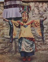 Tibetansk lama klädd för djävulsdansen, c1935