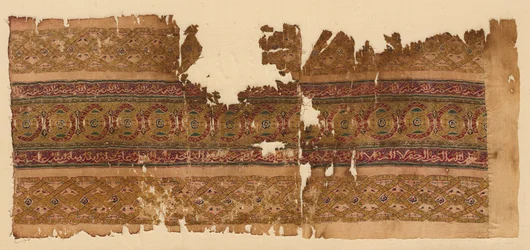 Tiraz med guillocherad band, 1100-tal.