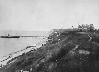Totland Bay - En utflyktsångare vid piren, 1895