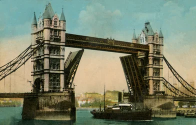 Tower Bridge, London, 1915.
