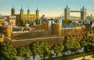Tower Bridge och Tower of London, c1910.