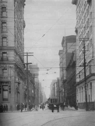 Höga fasader på en av stadens mest trafikerade shoppingstråk, c1935