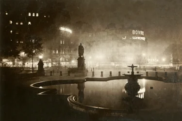 Trafalgar Square. Tittar mot Charing Cross. London by Night, 1928.