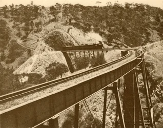 Tåg passerar över viadukten, Mount Lofty Range, södra Australien, 1930.