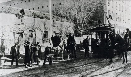 Spårvagnsstrejk i Madrid, civilgardet angriper strejkande som försöker stoppa en spårvagn, publicerad i tidskriften "Nuevo Mundo", december 1919