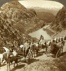 Resenärer på bergsväg genom den vilda ravinen Seljestad, Norge, c1905.