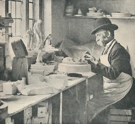 Putsning av delar av rå lera, c1917