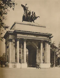 Triumfbågen flyttade från Hyde Park till Constitution Hill, c1935.