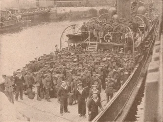 Trupper ombord på en kanaltransport, c1915 1928